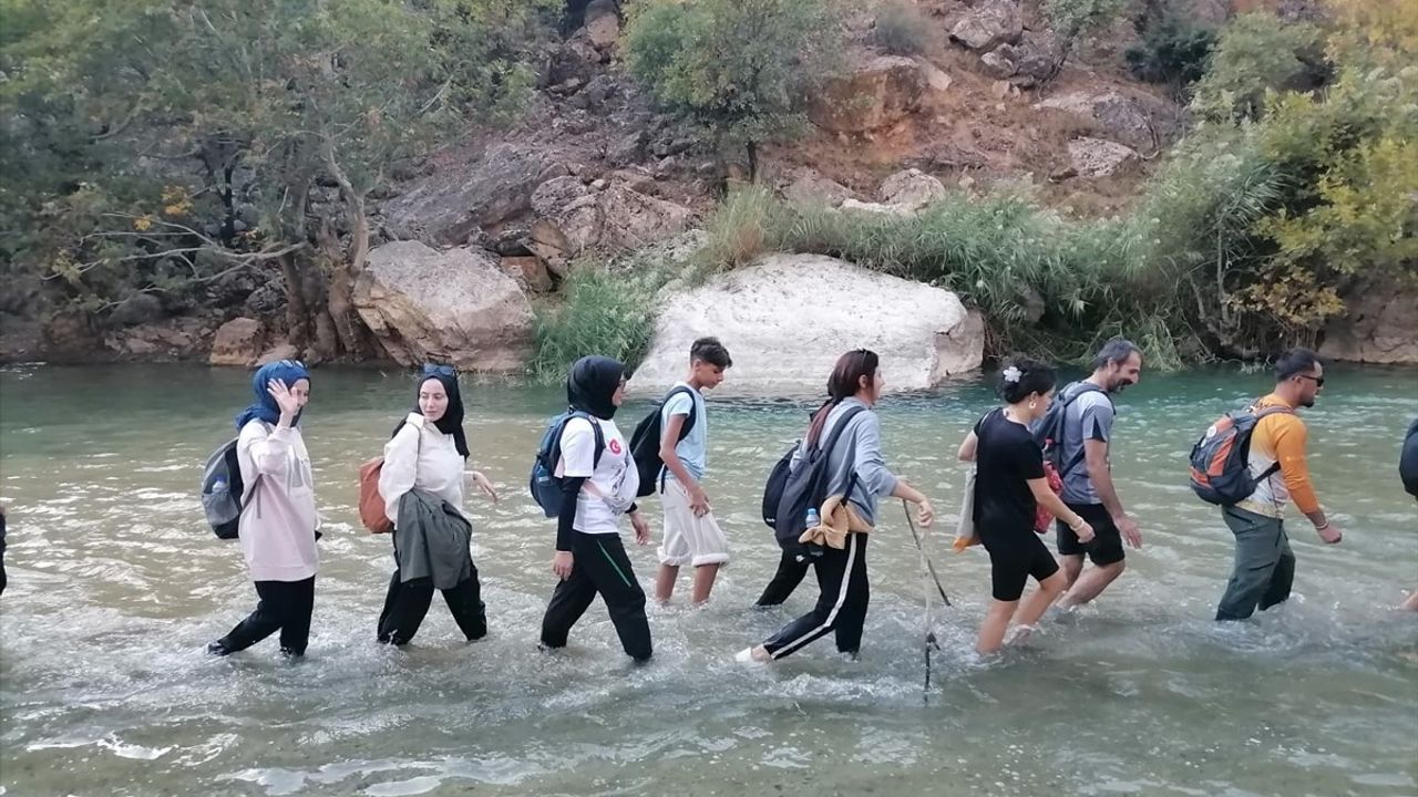 Doğaseverler Zore Kanyonu'nda Yürüyüş Etkinliği Düzenledi