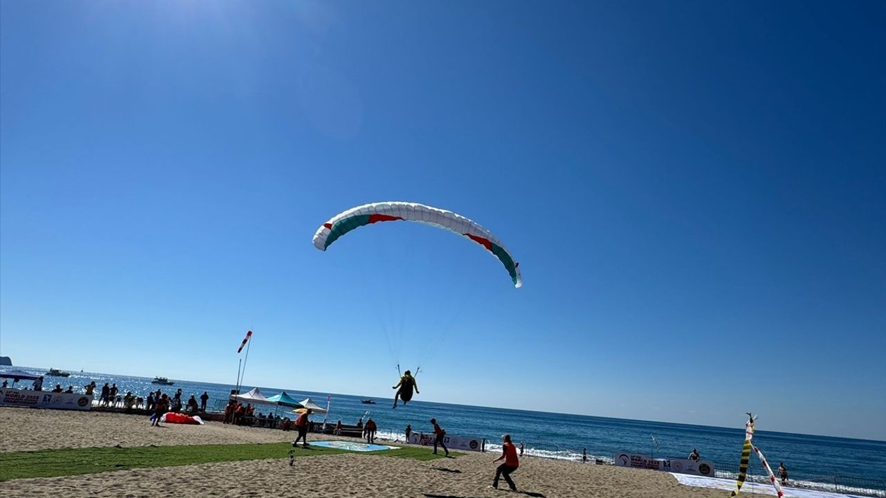 Dünya Yamaç Paraşütü Hedef Şampiyonası Antalya'da Devam Ediyor