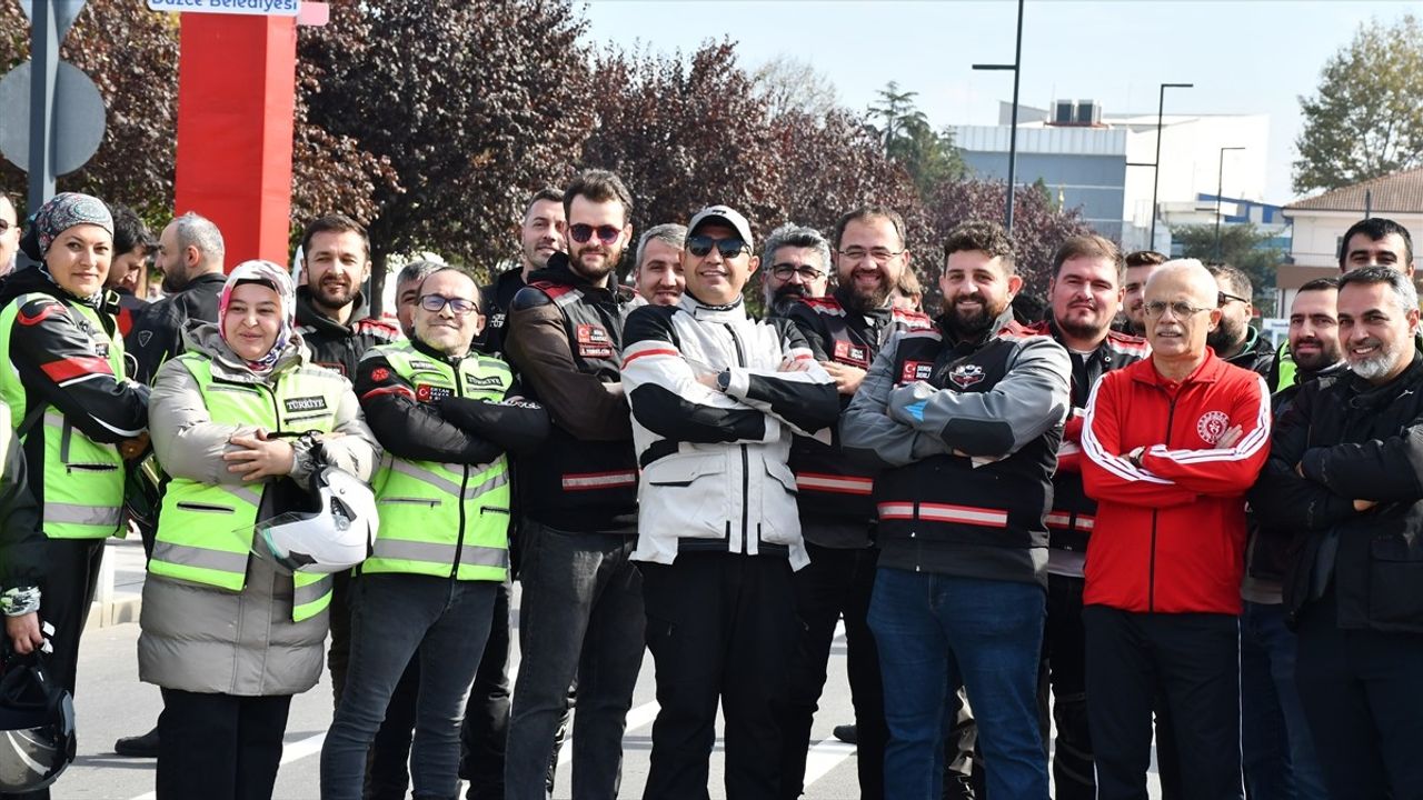 Düzce'de Cumartesi Motor Turu ile Cumhuriyet Coşkusu Yaşandı