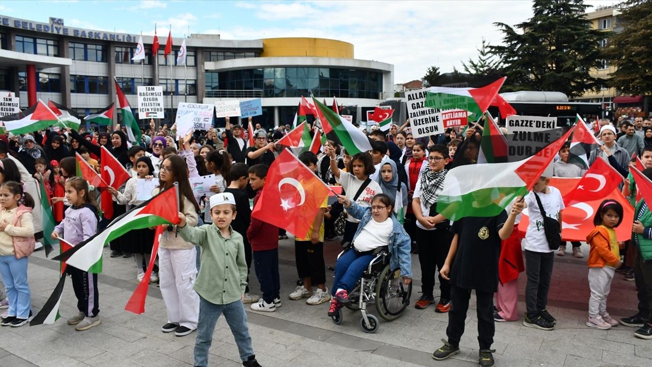 Düzce'de Küresel Sumud Filosu'na Destek Yürüyüşü