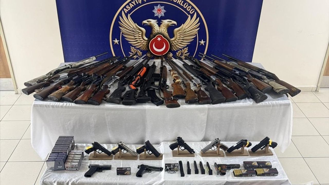 Düzce'de Silah Teşhiri Yapan 4 Kişi Gözaltına Alındı