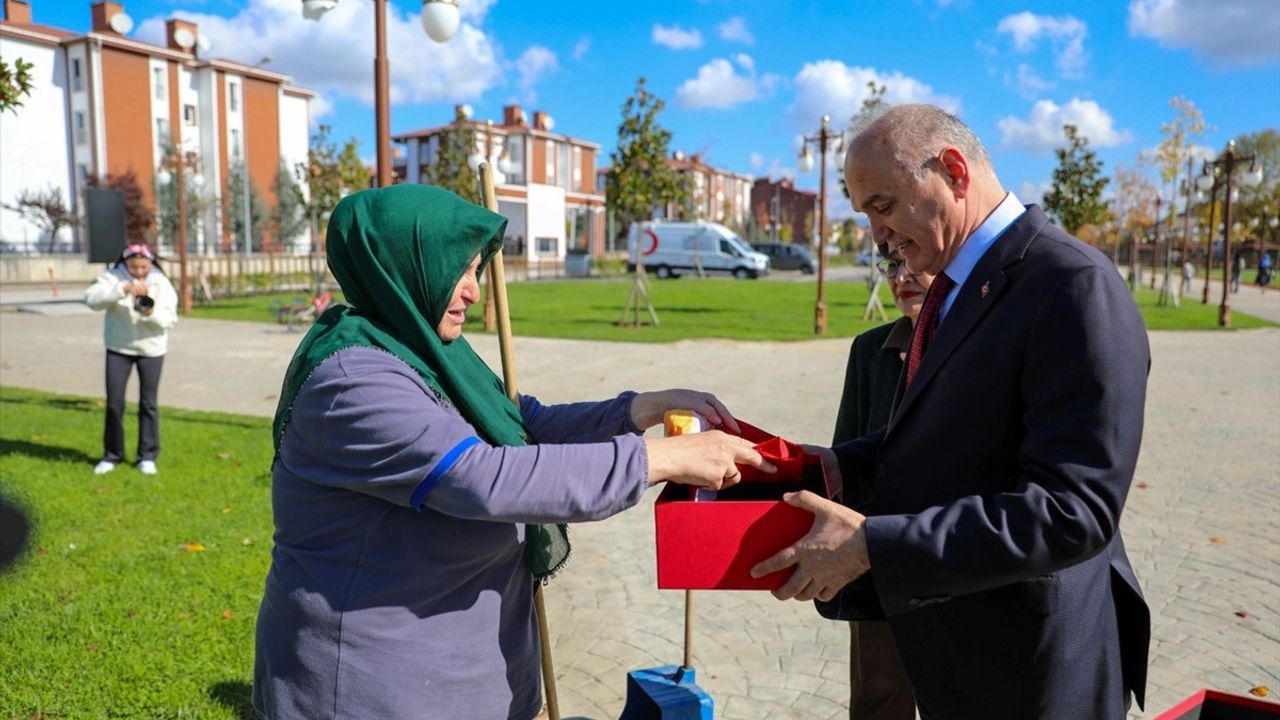 Düzce'de Temizlik İşçisine Bayrak Hassasiyeti Ödüllendirildi