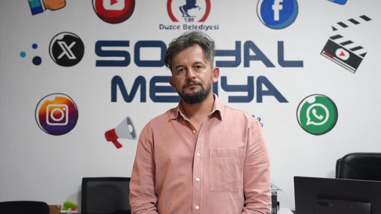 Düzce'de Temizlik İşçisinin Bayrak Sevgisi Dikkat Çekti