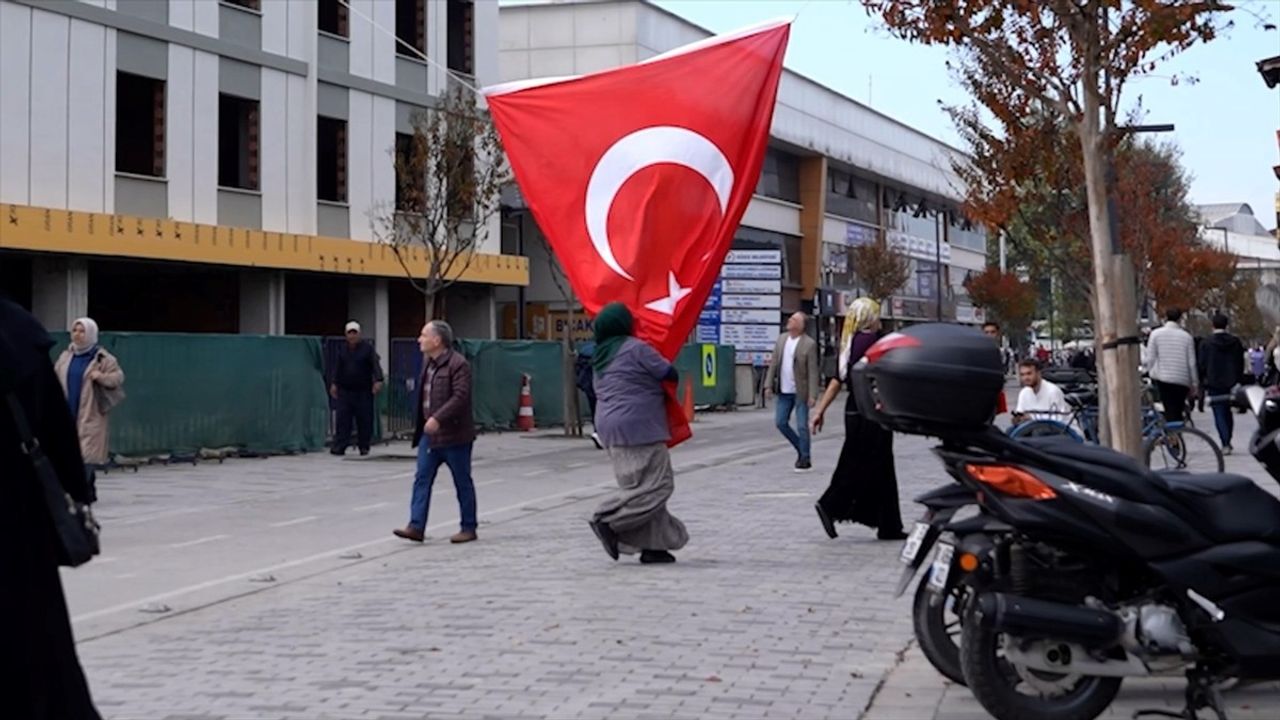 Düzce'de Vatandaşların Bayrak Hassasiyeti Sosyal Deneyle Test Edildi