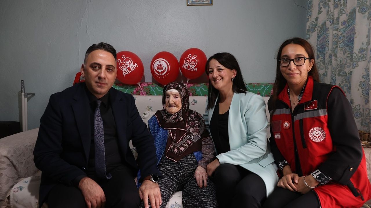 Edirne'de 100 Yaşına Giren Kadına Sürpriz Kutlama