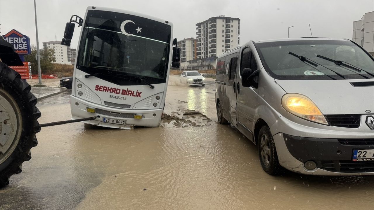 Edirne'de Sağanak Yağış Yolda Çökmeye Neden Oldu