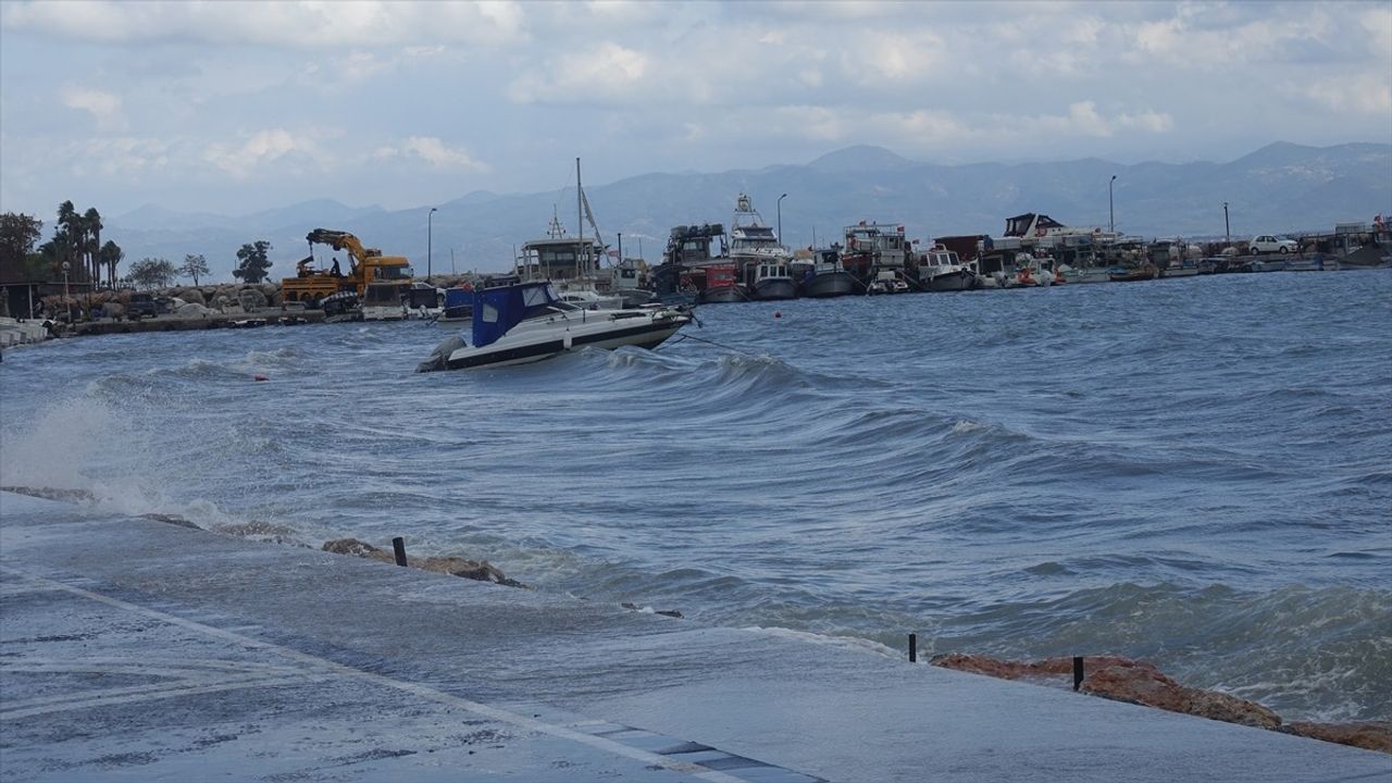 Edremit Körfezi'nde Lodos Balıkçı Teknelerini Batırdı