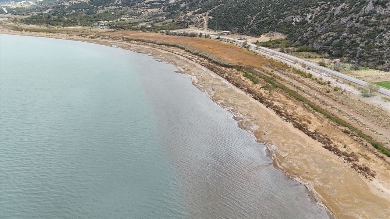 Eğirdir Gölü Sonbahar Renkleriyle Canlandı
