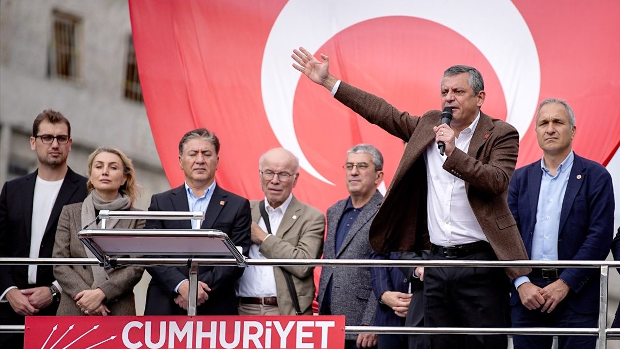 Ekrem İmamoğlu'na Destek: CHP'den İstanbul Adliyesi Önünde Güçlü Mesajlar
