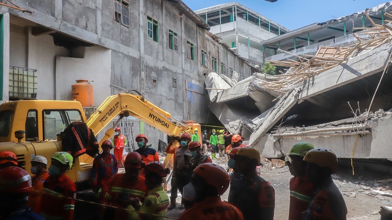 Endonezya'daki Okul Binasi Çöktü: Arama Kurtarma Çalışmaları Devam Ediyor