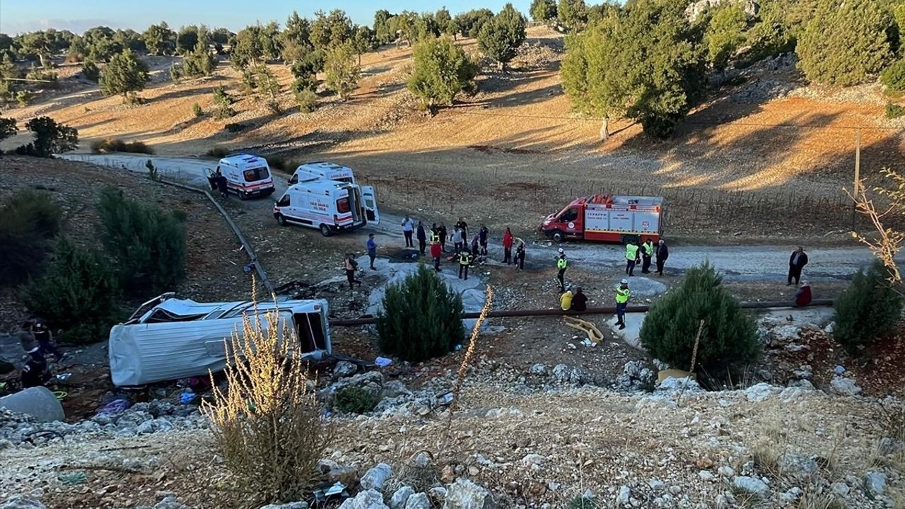 Erdemli'de Tarım İşçilerini Taşıyan Minibüs Devrildi: 5 Ölü, 14 Yaralı