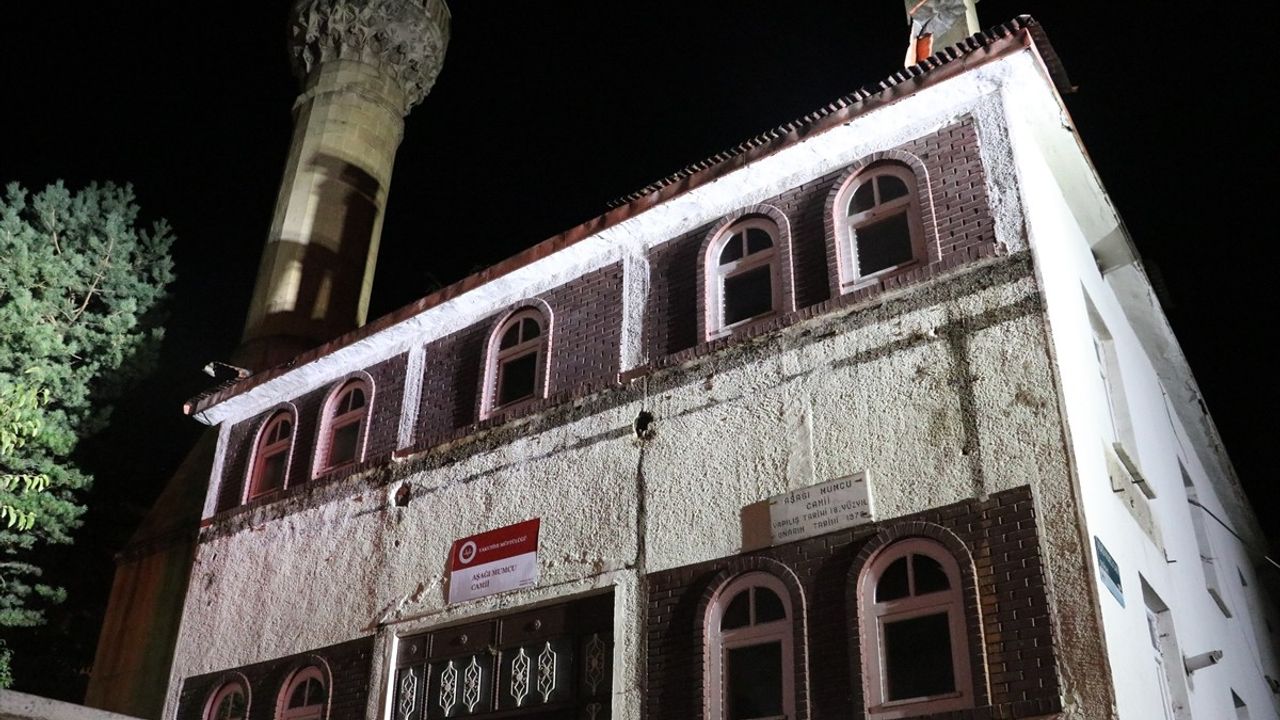 Erzurum'da Tarihi Camide Yangın Söndürüldü