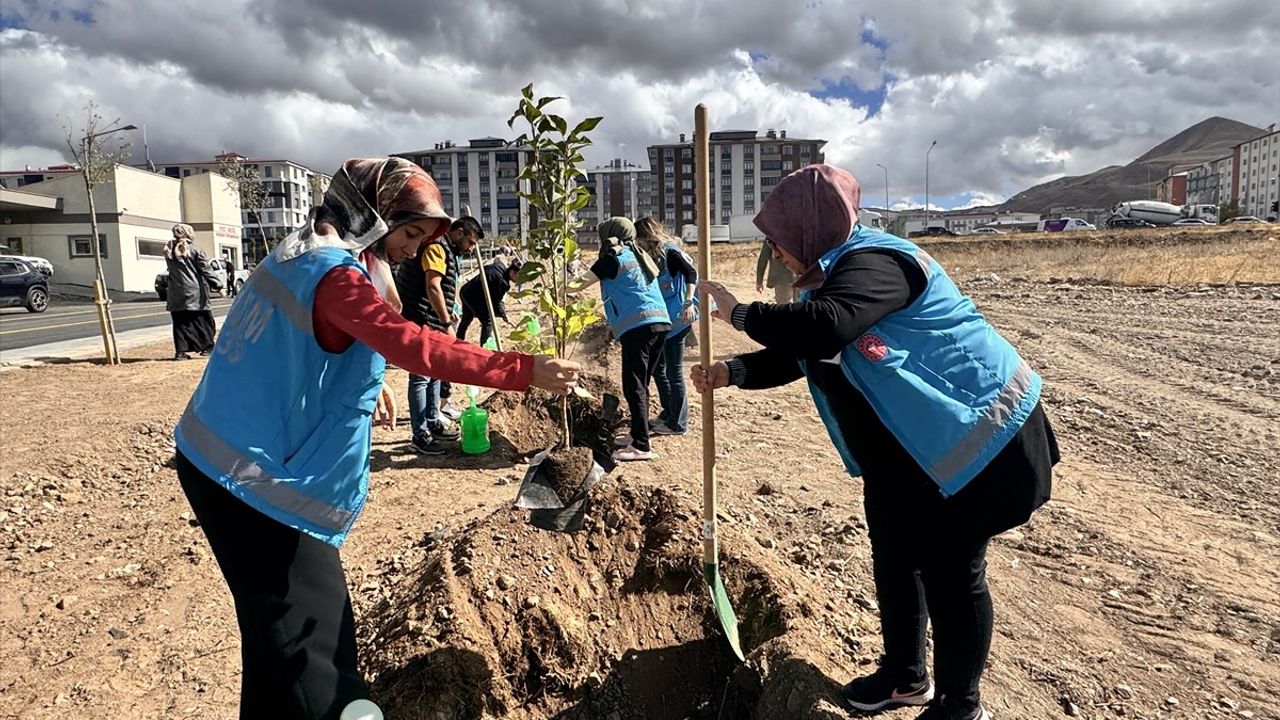 Erzurum'da Yaşlılar ve Sağlık Çalışanlarından Fidan Dikme Etkinliği