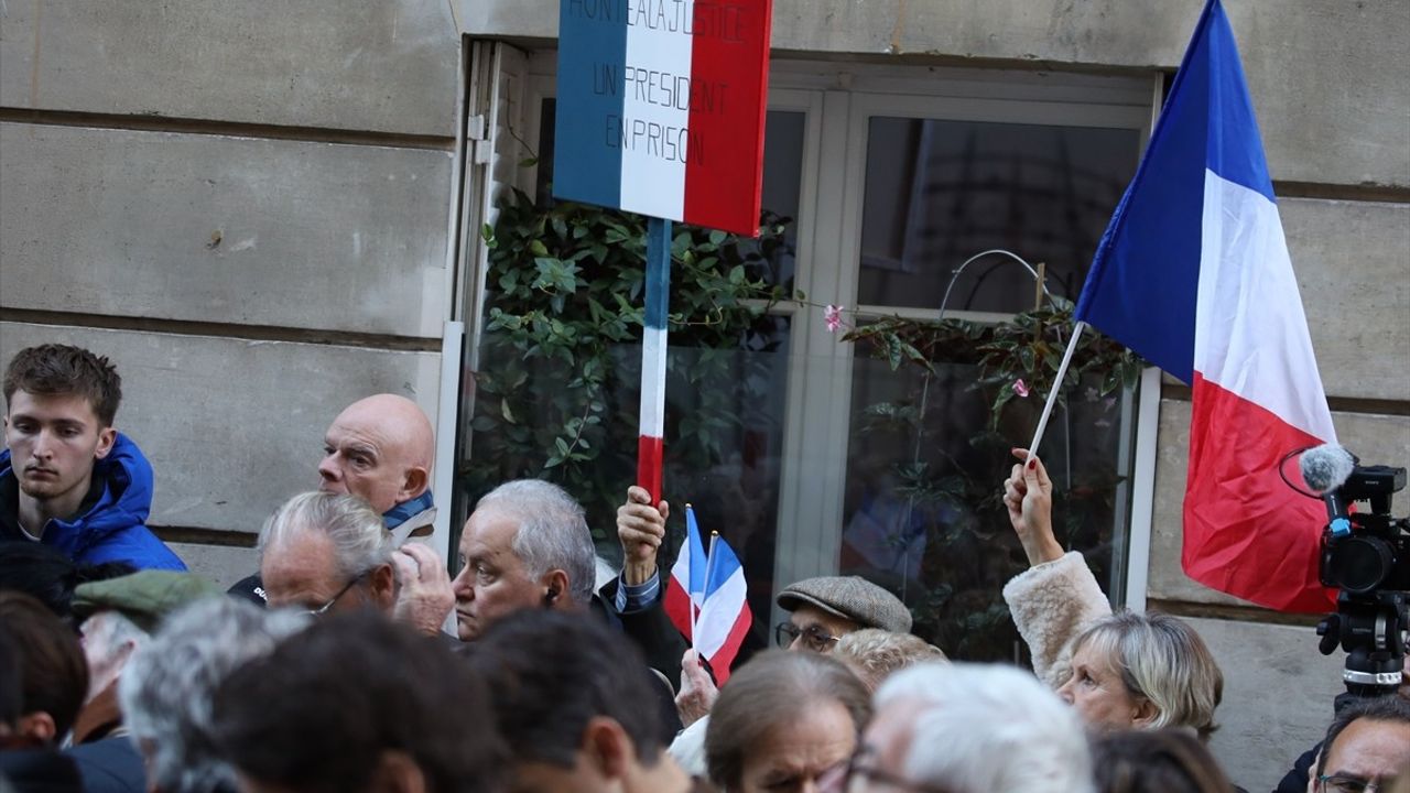 Eski Fransa Cumhurbaşkanı Sarkozy İçin Destek Gösterisi