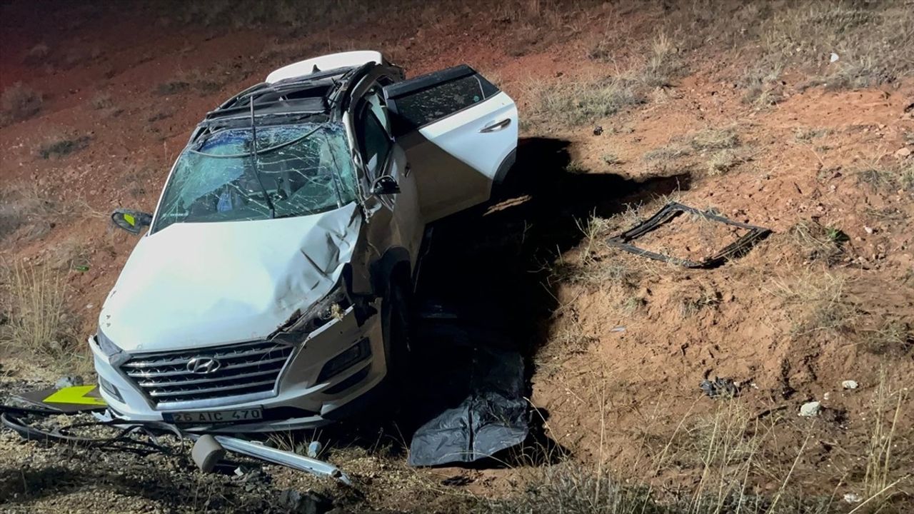 Eskişehir'de Şarampole Devrilen Araçta 1 Ölü, 4 Yaralı
