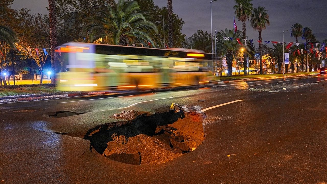 Fatih'te Sağanak Sonrası Yol Çökmesi: Taksi Ters Döndü
