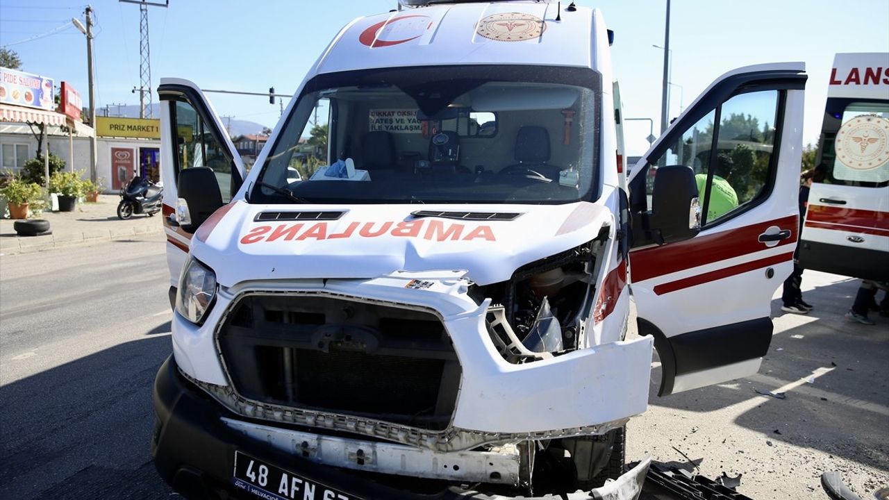 Fethiye'de Ambulansla Çarpışan Hafif Ticari Araçta İki Yaralı
