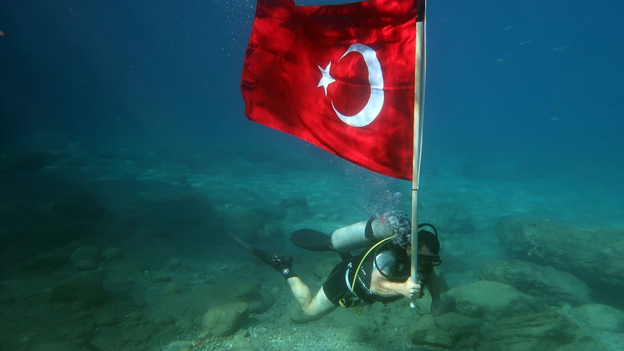 Fethiye'de Cumhuriyet Bayramı Su Altında Coşkuyla Kutlandı