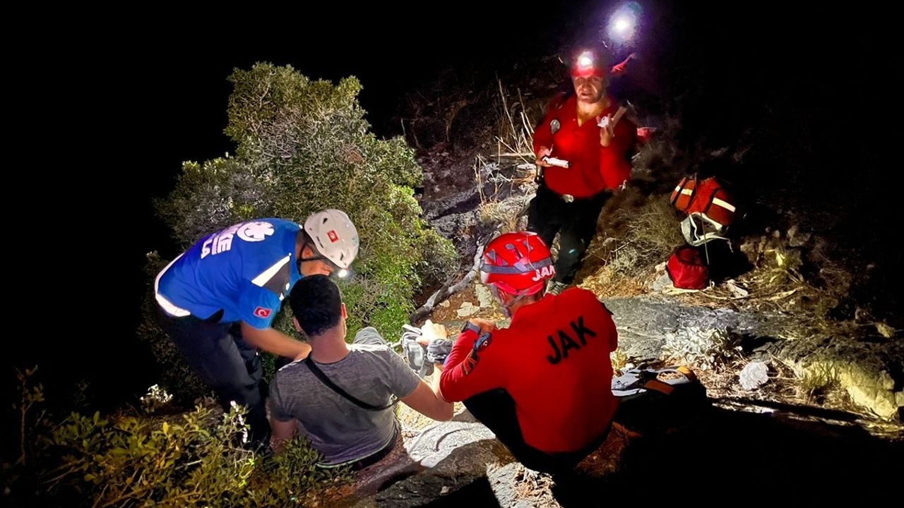 Fethiye'de Doğa Yürüyüşü Sırasında Kayalıklara Düşen Kişi Kurtarıldı