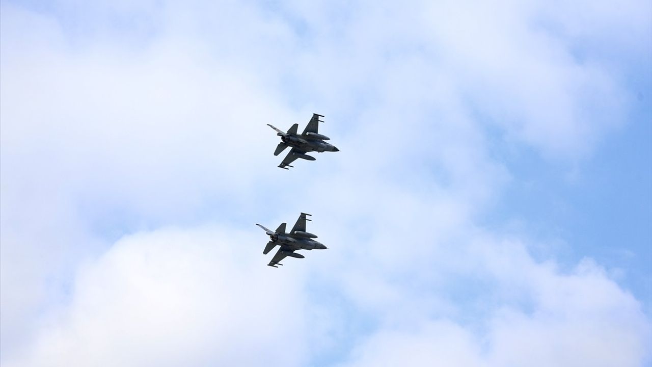Fethiye'de F-16'ların Havada Büyüleyici Geçiş Provası
