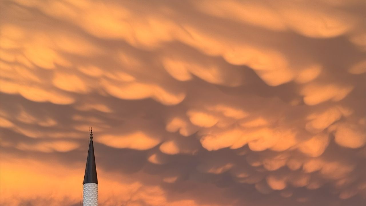 Fethiye'de Nadir Görülen Mammatus Bulutları Ortaya Çıktı