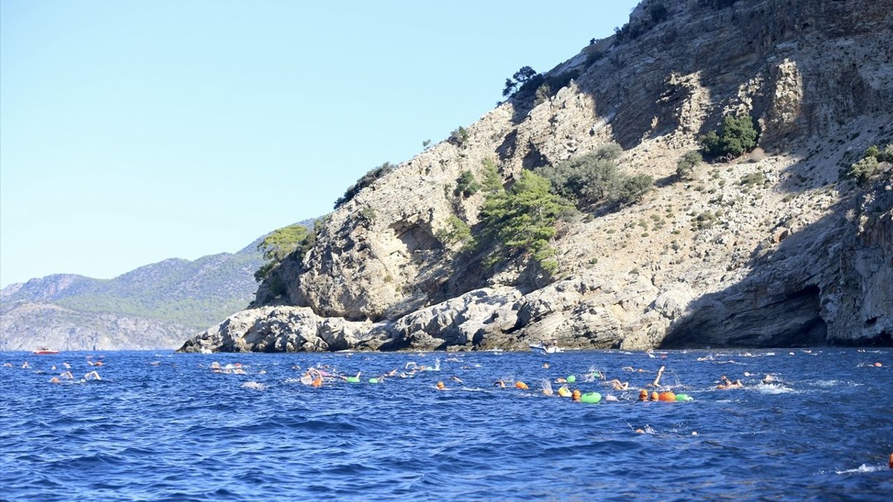 Fethiye'de Uluslararası Açık Su Yüzme Yarışı Düzenlendi