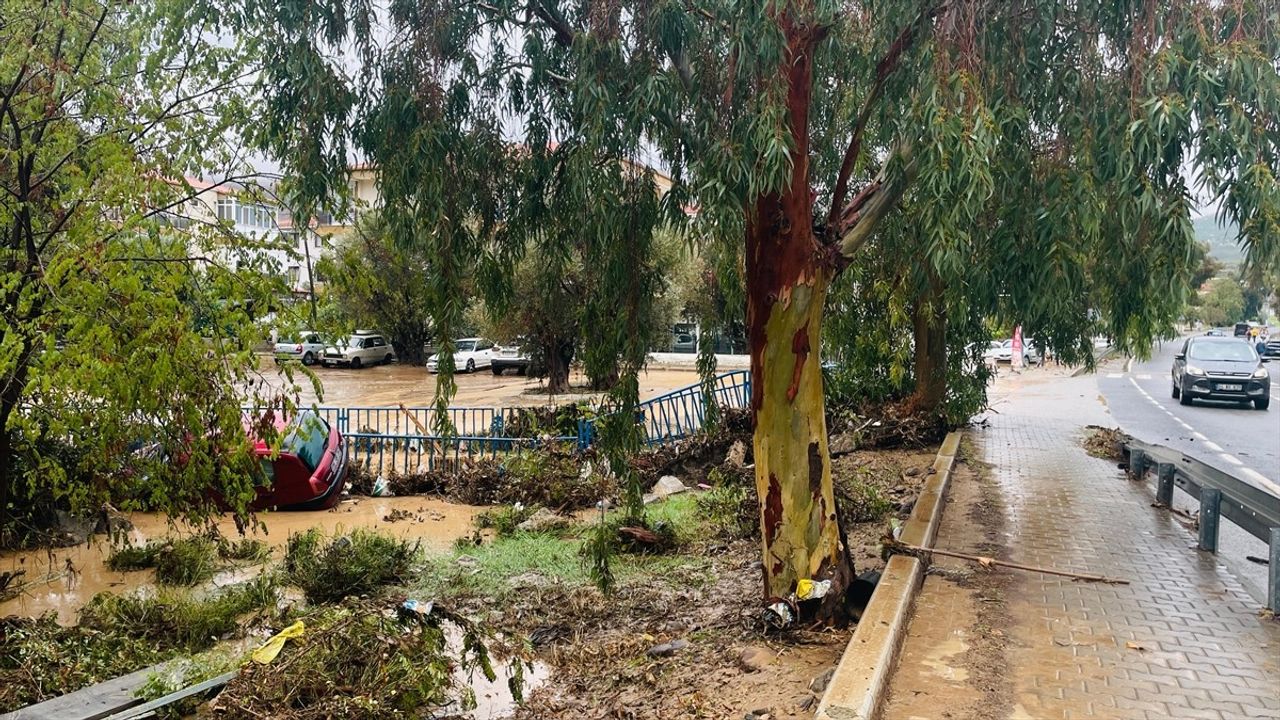 Foça'da Sağanak Yağış Hayatı Olumsuz Etkiledi