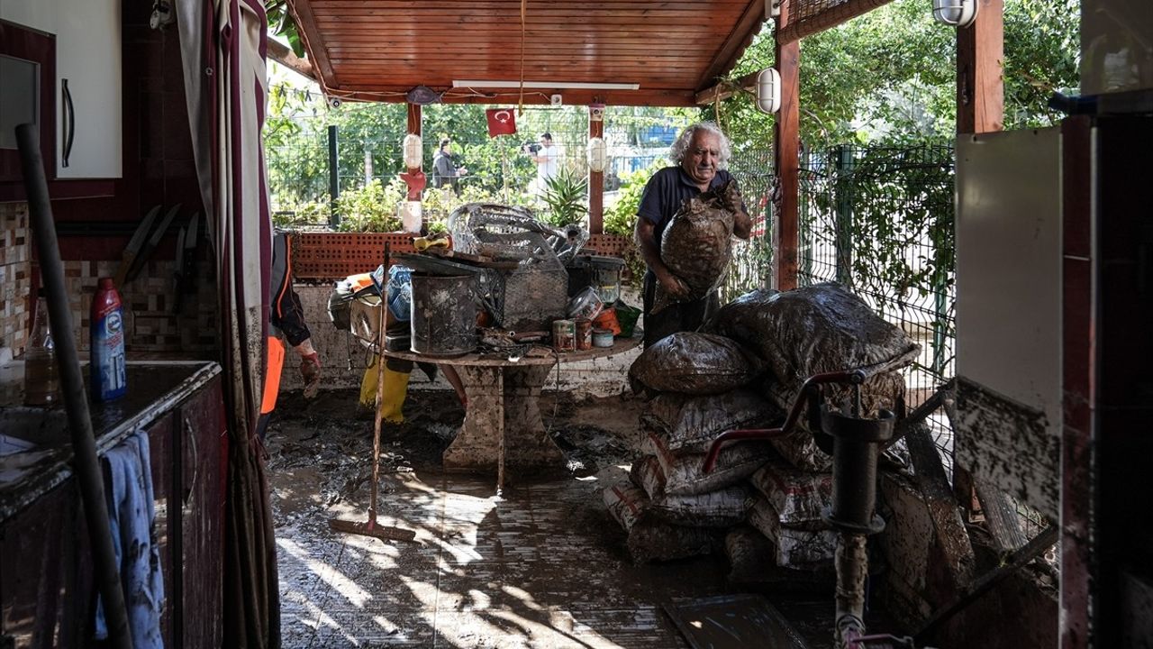 Foça'daki Sel Felaketi Sonrası Yaralar Sarılıyor