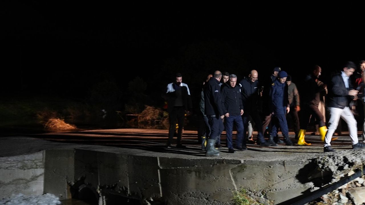 Foça'daki Selde Arama Çalışmaları Devam Ediyor