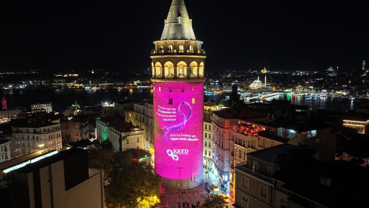 Galata Kulesi, Meme Kanseri İçin Pembe Işıkla Aydınlatıldı