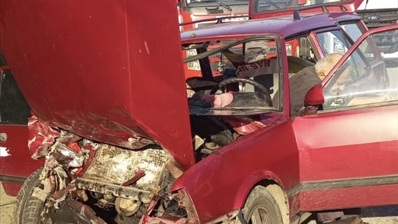 Giresun'da Otomobil ve Minibüs Çarpıştı: 1 Ölü, 1 Yaralı