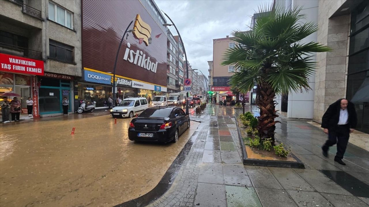 Giresun'da Sağanak Yağış Hayatı Olumsuz Etkiledi
