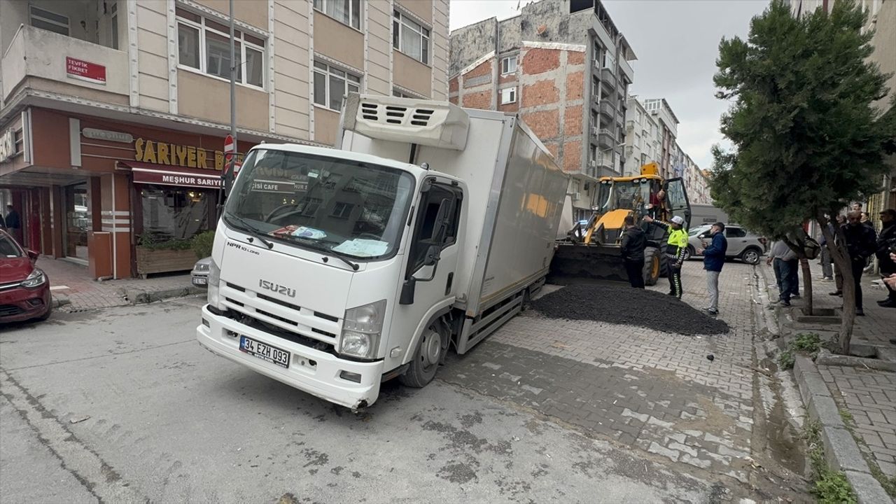 Güngören'de Çöken Yolda Kamyon Kurtarıldı