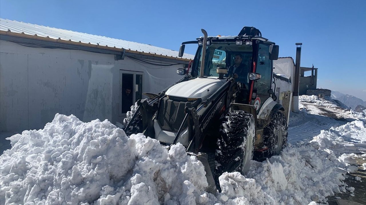 Hakkari'de Kapanan Üs Bölgesi Yolu Yeniden Ulaşıma Açıldı