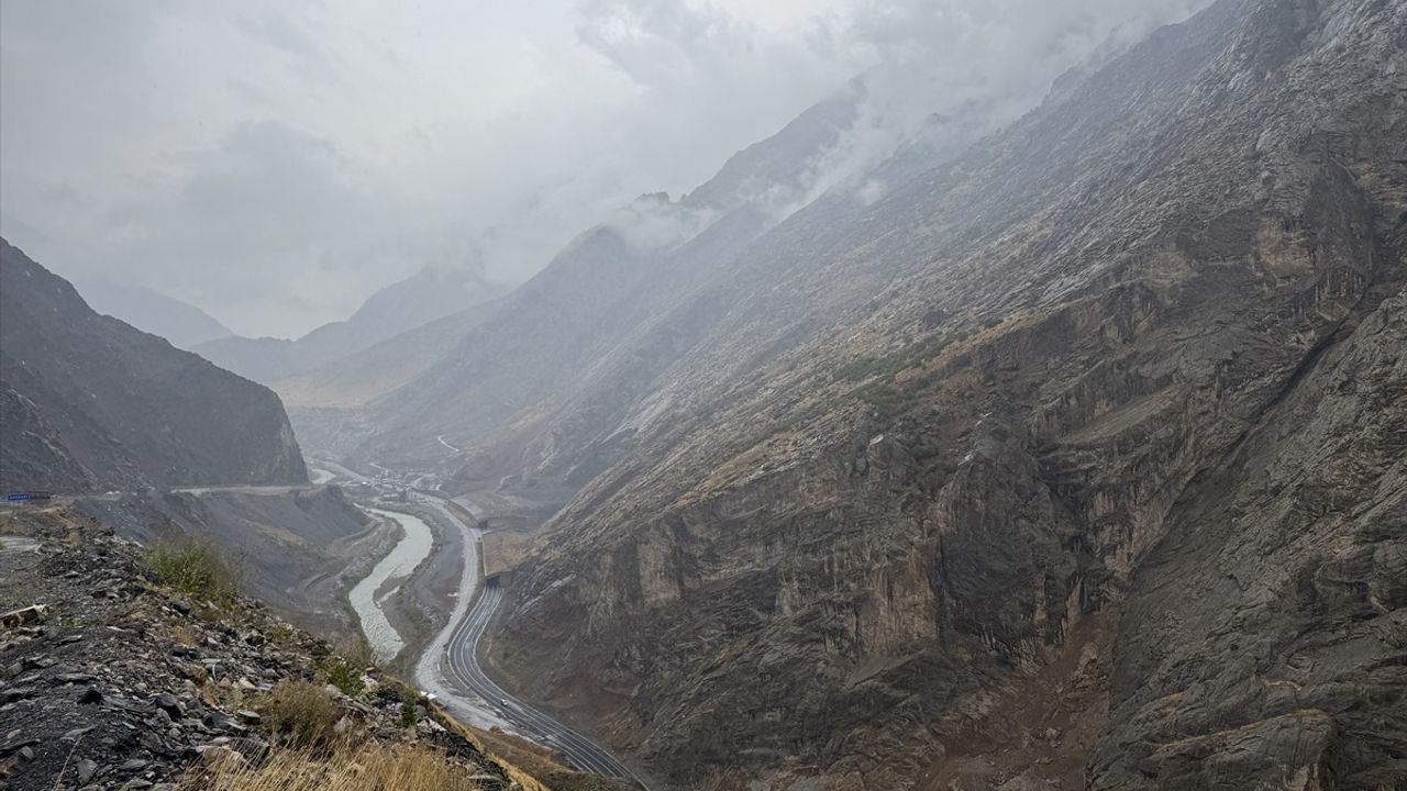 Hakkari'de Sağanak Yağış Etkili Oluyor
