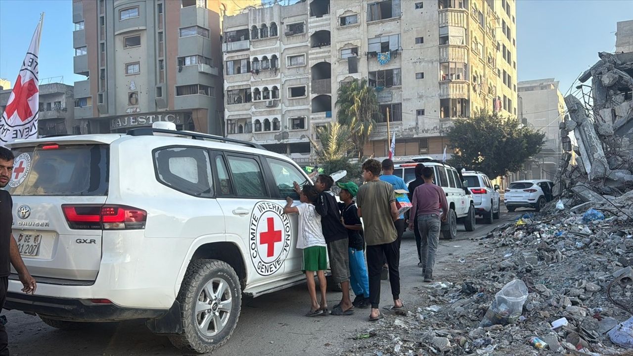 Hamas Gazze'deki İsrailli Esirleri Kızılhaç'a Teslim Ediyor