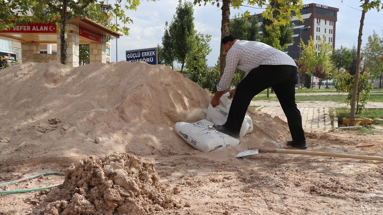 Hasan Alan, Şehit Oğlu İçin Hayır Çeşmesi İnşaatında Çalışıyor