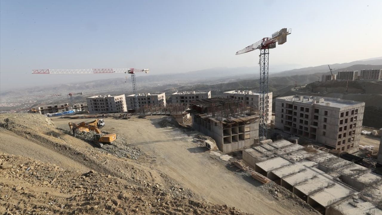 Hatay'da Afet Konutları ve Ticaret Merkezleri İnşaatı Devam Ediyor