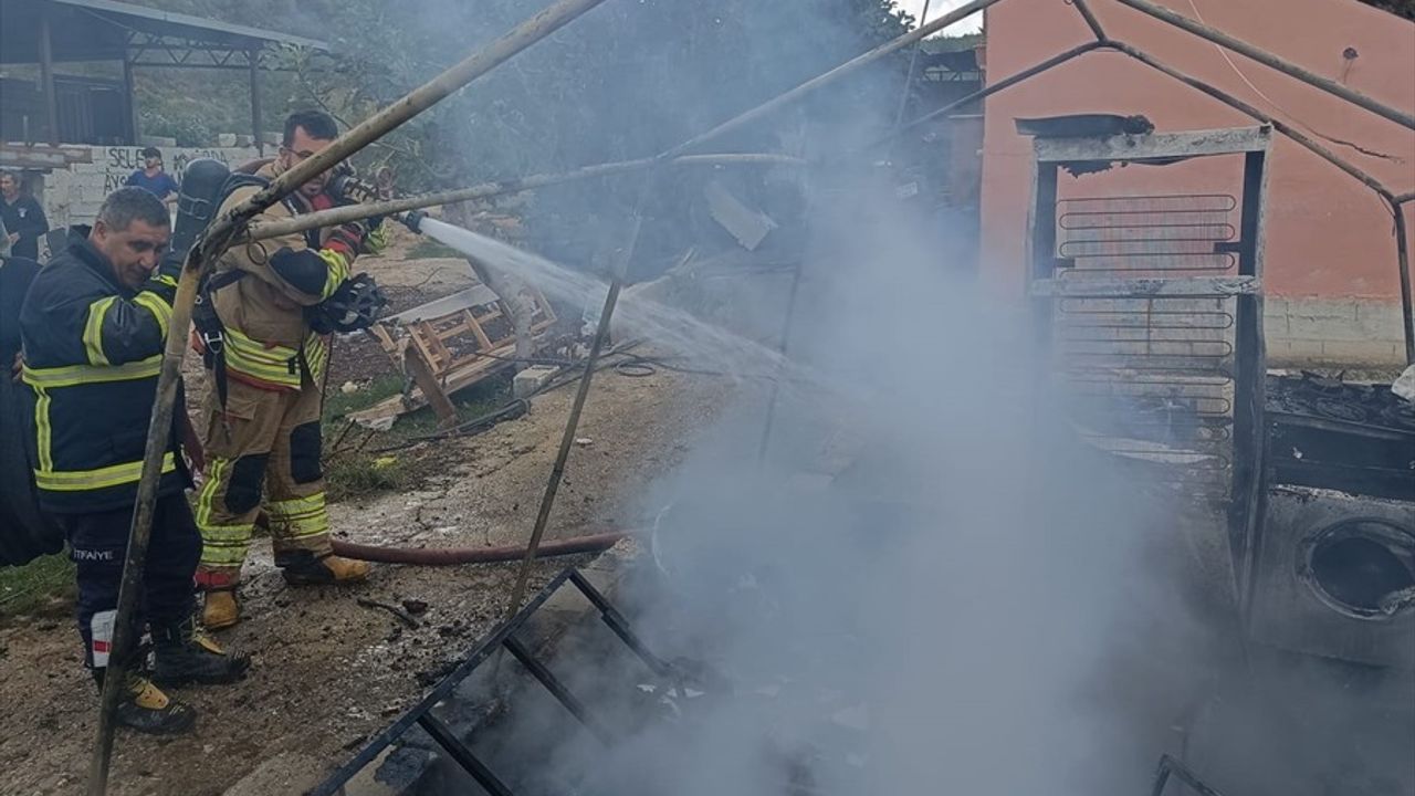 Hatay'da Konteyner Yangını: Bebek Hayatını Kaybetti, Anne Yaralı