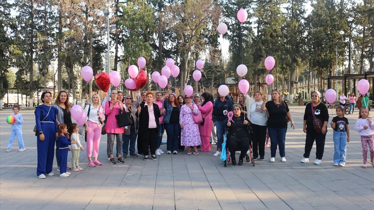 Hatay'da Meme Kanseriyle Mücadele Eden Kadın İçin Pembe Balon Etkinliği