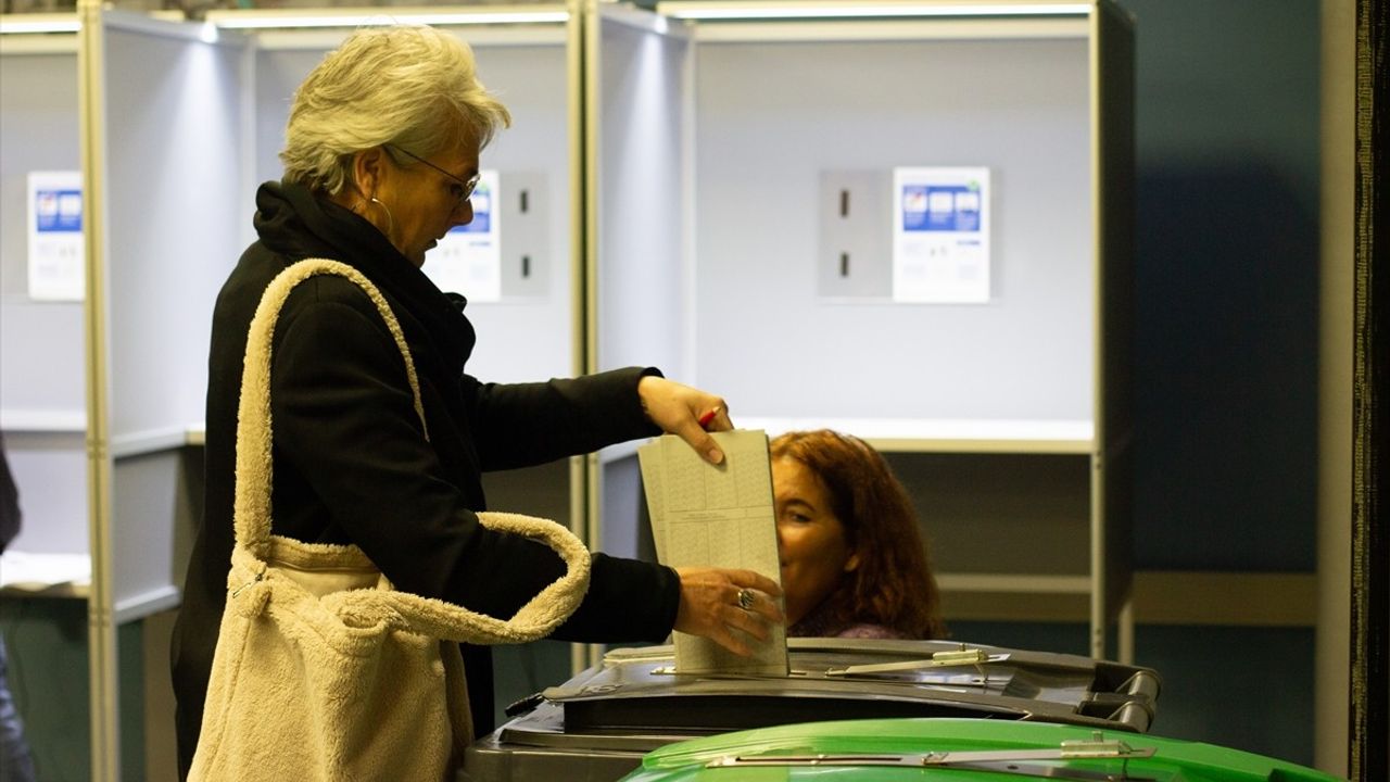 Hollanda Genel Seçimleri Başladı: 1166 Aday ve 27 Parti Yarışıyor