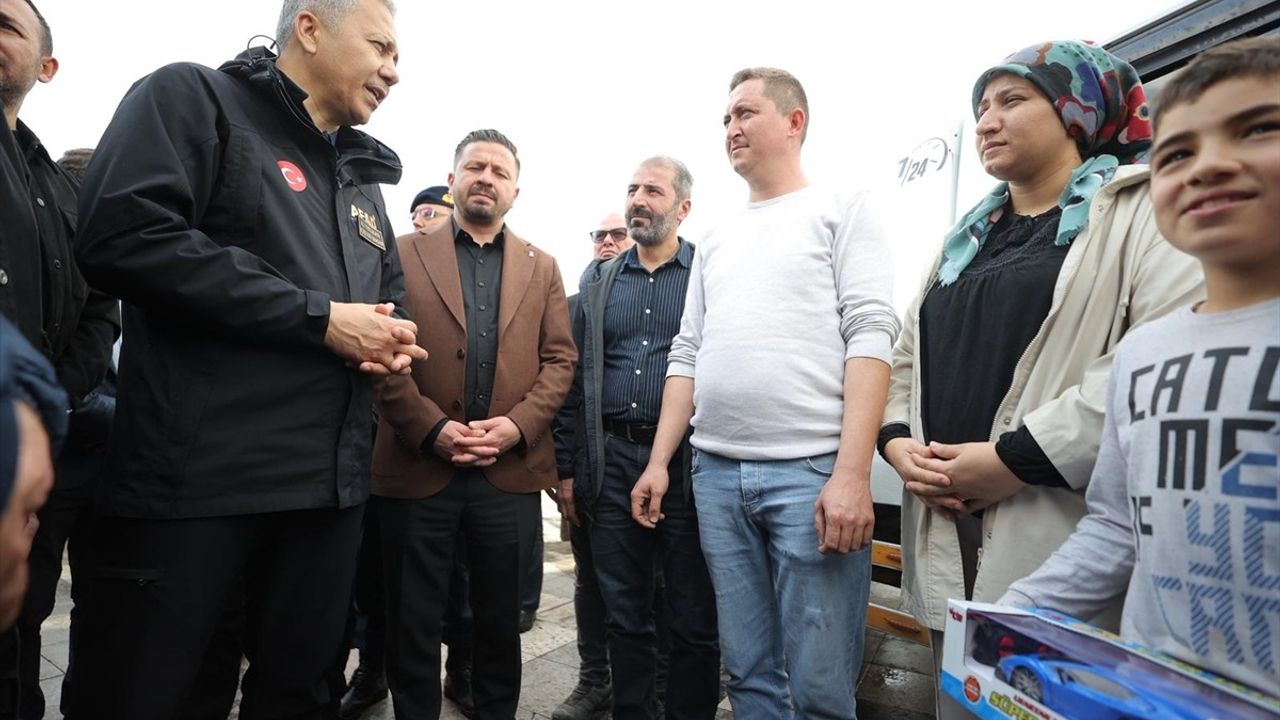 İçişleri Bakanı Yerlikaya Sındırgı'da Deprem İncelemeleri Yaptı