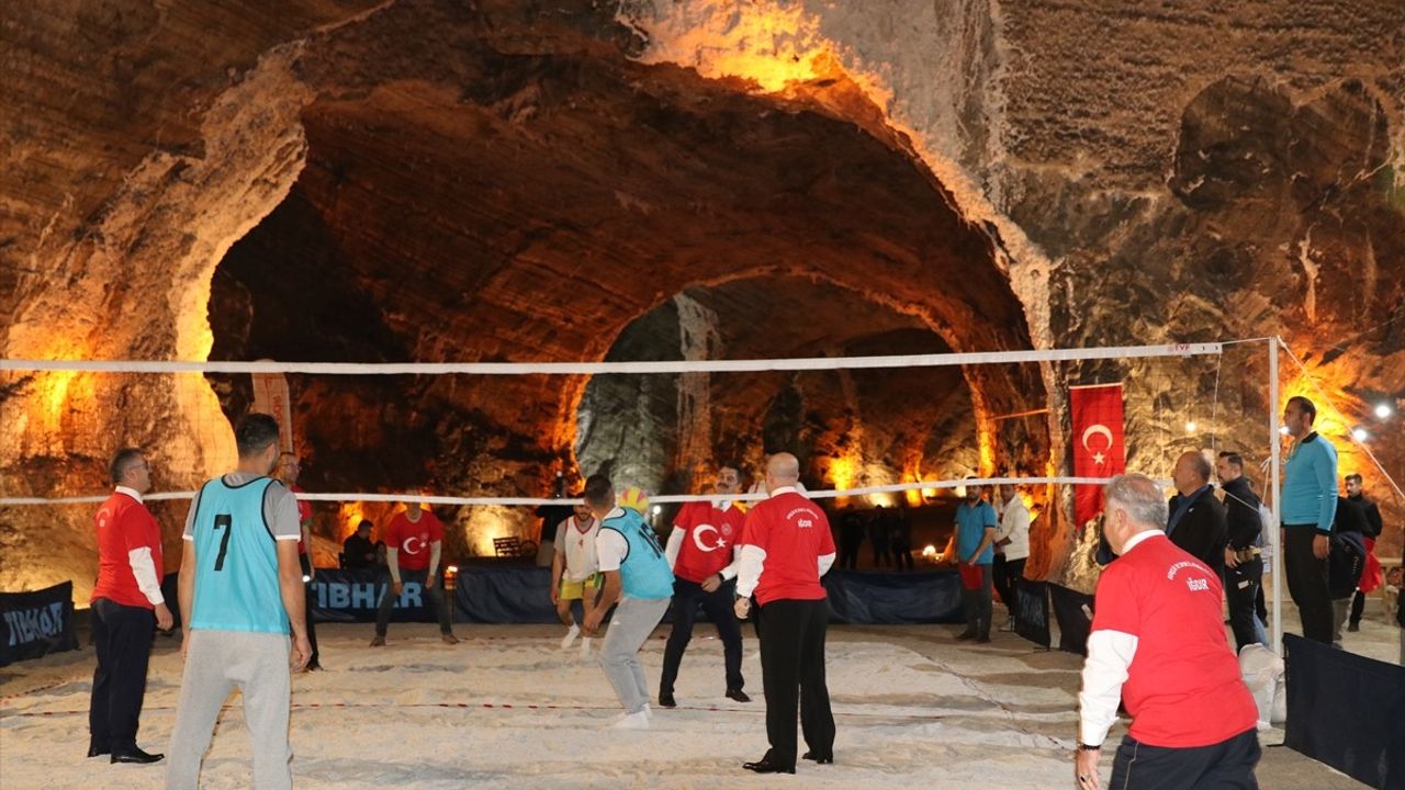 Iğdır'da Tuz Mağaraları'nda Voleybol Turnuvası Düzenlendi