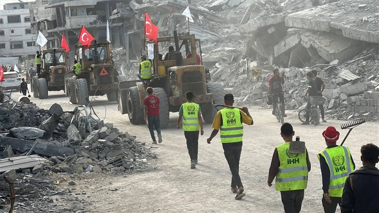 İHH Gazze'de Enkaz Kaldırma ve Temizlik Çalışmalarına Başladı