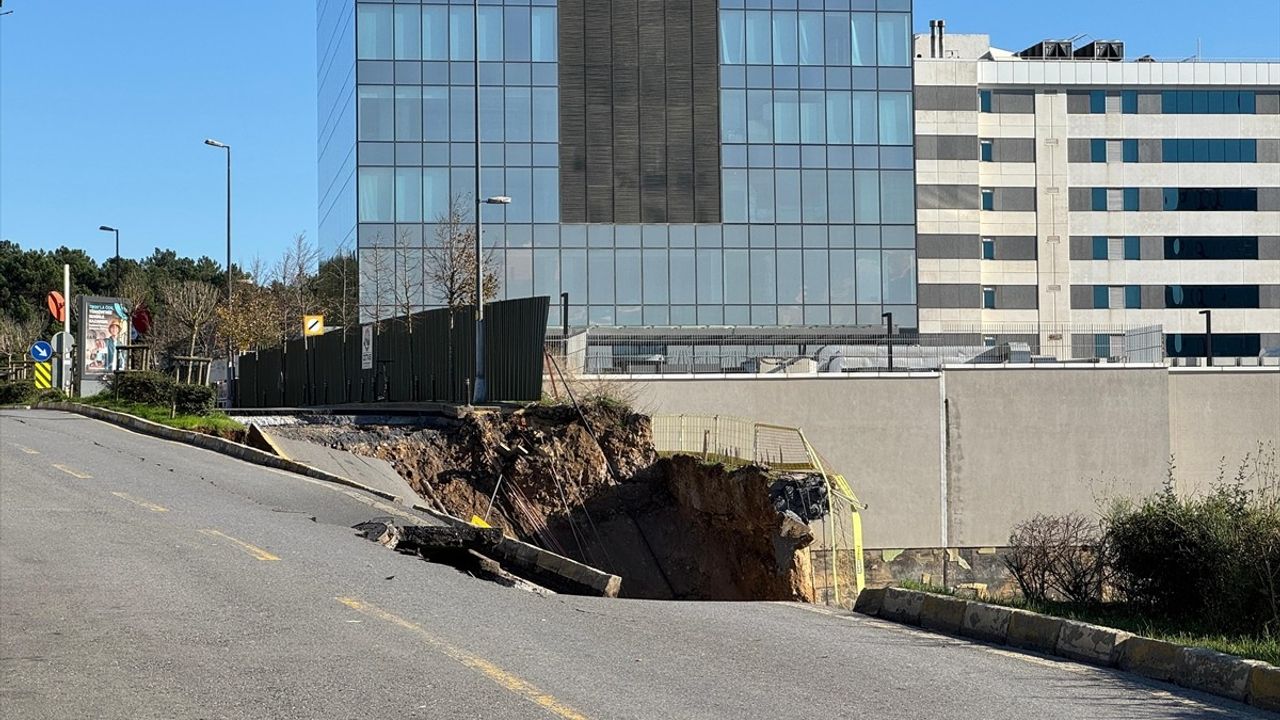 İnşaat Duvarı Çöktü: Ümraniye'de Yol Güvenliği Tehdidi
