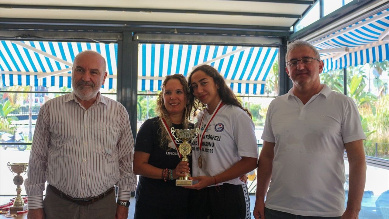 İskenderun Körfezi Açık Deniz Yüzme Maratonu'nda Elif Berke Ödüllendirildi