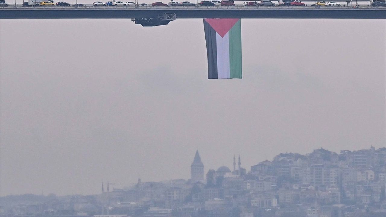 İstanbul Boğazı'nda Filistin Destekli Bayraklar