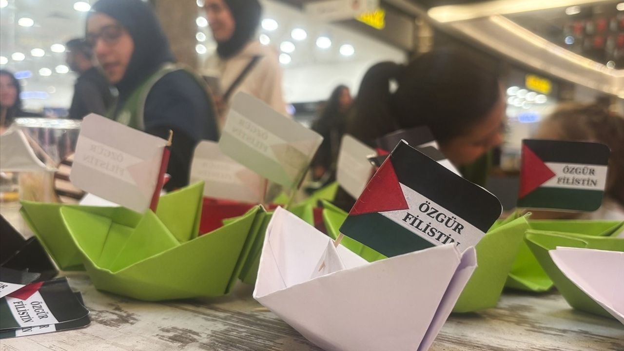 İstanbul'da Gazze İçin Hayır Çarşısı Kuruldu