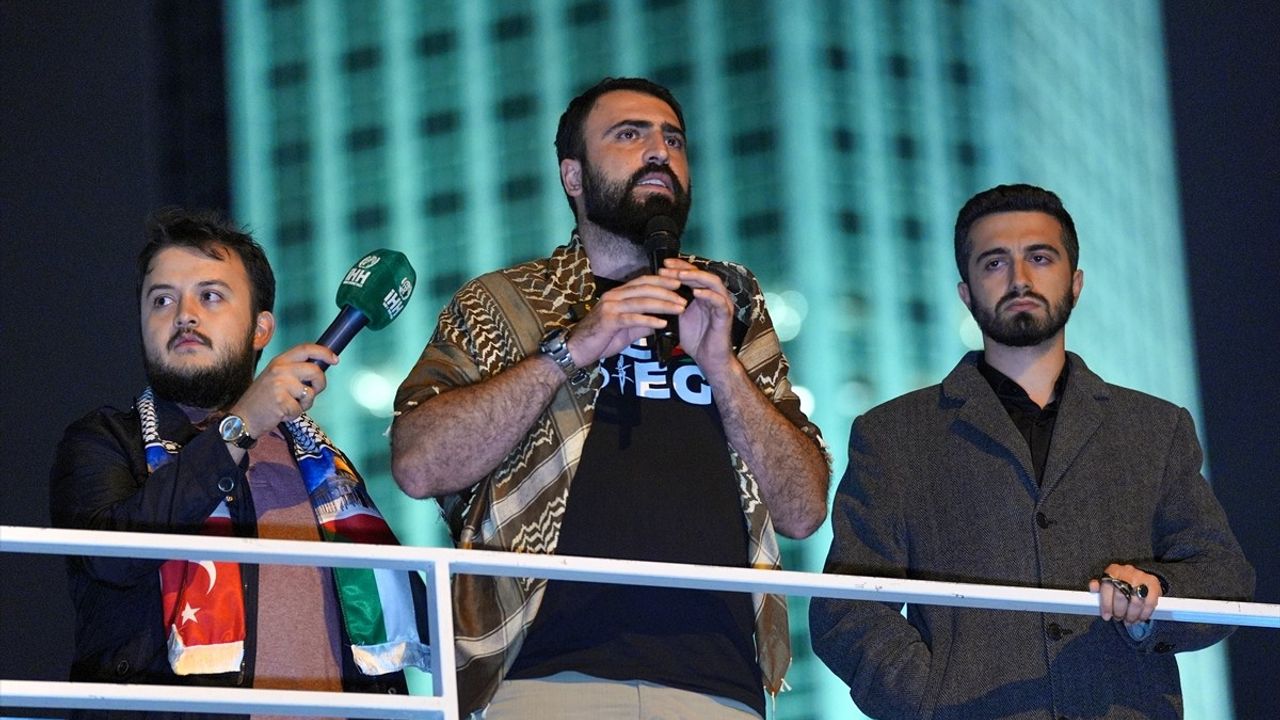 İstanbul'da İsrail'in Gemilere Saldırısına Protesto