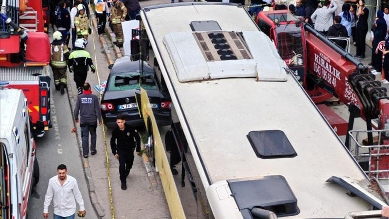 İstanbul'da Özel Halk Otobüsüyle Zincirleme Trafik Kazası